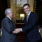 El secretario general del PSOE, Pedro Sánchez, al inicio de la reunión que ha mantenido con su homólogo en el PS luso y primer ministro de Portugal