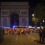 Seguidores portugueses celebran su victoria en la avenida de los Campos Elíseos