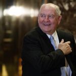 Imagen del 30 de noviembre pasado, de Sonny Perdue, durante un encuentro con Tramp en la Torre Trump de Nueva York