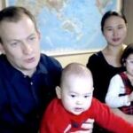 Robert Kelly, con su mujer y sus dos hijos