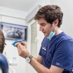 ¿Implantes o prótesis removibles? Recupera la salud y la estética de tu boca