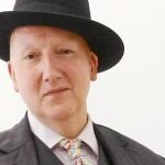 STEPHEN JONES, DISEÑADOR DE SOMBREROS.