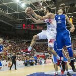 El escolta de la selección española, Pau Ribas (2d), entra a canasta ante la oposición del ala-pívot de la República Checa, Petr Benda (d), durante el partido amistoso correspondiente a la "Ruta Ñ15"para preparar el Europeo 2015.