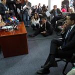 El superintendente de Servicios Públicos de Colombia, José Miguel Mendoza (i), habla en una rueda de prensa, escuchado por el gobernador del departamento colombiano de Bolívar, Dumek Turba