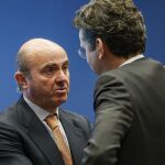 De Guindos y Jeroen Dijsselbloem, ayer, en la reunión del Eurogrupo