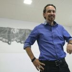 El secretario general de Podemos, Pablo Iglesias, antes de comparecer ante los medios de comunicación en la sede del partido, en Madrid