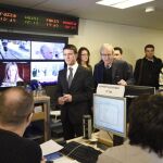 El primer ministro galo, Manuel Valls, visita el «centro de crisis» en París