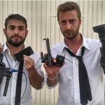 Los dos reporteros simulando que les han roto las cámaras