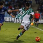 El centrocampista del Getafe, Pablo Sarabia (i), intenta evitar el avance del centrocampista del Real Betis, Dani Ceballos (d).