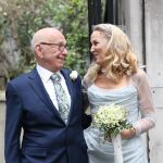 Rupert Murdoch Y Jerry Hall salen juntos de la iglesia de Londres donde hoy han contraido matrimonio.