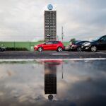 Fotografía de algunos vehículos estacionados en la planta de Volkswagen en Wolfsburgo