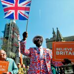 Un manifestante pro Brexit ondea la bandera de Reino Unido en el exterior del Parlamento de Londres