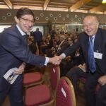 El presidente de Bankia Ignacio Goirigolzarri (i) saluda al presidente del Banco Mare Nostrum (BMN) Carlos Egea (d).