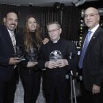 De dcha. a izda. El embajador Aníbal de Castro, el Padre Daniel Guerra, María Marte y Julio César Vargas, con sus respectivos Premios.