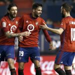Los jugadores de Osasuna, (i-d) el montenegrino Nikola Vujadinovic, Kenan Kodro y Roberto Torres celebran el gol del equipo rojillo