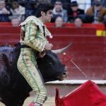 Perera se aferra al pitón derecho para evitar la cornada tras verse sorprendido por el tercero