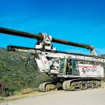 Una de las máquinas utilizadas para excavar el túnel para el rescate se retiraba ayer de Totalán