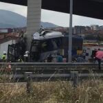 Imagen del autobús empotrado contra una columna. Foto: Twitter