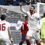 El centrocampista del Sevilla Vicente Iborra (c) celebra el gol marcado ante el Osasuna.