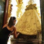 Carolina Marín ofrece su medalla de oro a la Virgen del Rocío