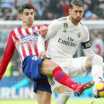 Morata disputa un balón con Sergio Ramos durante el encuentro disputado en el Wanda / Efe