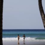 Dos turistas en una playa cubana