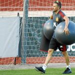 Luis Enrique prepara la sesión de entrenamiento de la Selección, ayer, en Las Rozas. La única en abierto de la semana/Jesús G. Feria