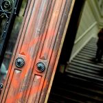Pintadas en la fachada de la sede de Òmnium Cultural con esvásticas nazis