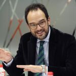El portavoz parlamentario socialista, Antonio Hernando, durante la entrevista con Efe