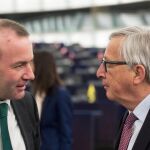 Imagen de archivo que muestra a Manfred Weber (i), líder del Partido Popular Europeo (EPP), mientras conversa con el actual presidente de la Comisión Europea (CE), Jean-Claude Juncker (d).