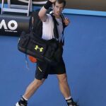 Andy Murray abandona la pista tras la derrota.
