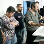 El presidente del grupo parlamentario de la CUP, Antonio Baños al lado de otros compañeros de escaño, durante la rueda de prensa