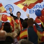 Rajoy, durante la clausura de un mitin de la coalición UPN-PP, esta tarde en Pamplona.