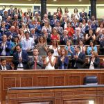 La bancada socialista aplaude en pie a su líder, Pedro Sánchez, después de que pronunciara un duro discurso contra Rajoy que cierra la puerta a un posible entendimiento futuro