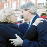 La alcaldesa de Madrid, Manuela Carmena, saluda al presidente de la Comunidad, Ángel Garrido el pasado viernes en la celebración de la Almudena