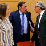 El consejero Sáez Aguado conversa con varios miembros del grupo de trabajo