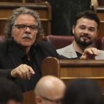 El portavoz parlamentario de ERC, Joan Tardá (i), y el portavoz adjunto, Gabriel Rufián.