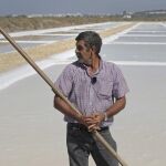 Demetrio Berenguer lleva trabajando desde los 12 en las salinas tradicionales de la Bahía de Cádiz