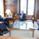 El presidente Herrera, Pilar del Olmo y Tobalina se reúnen en la sede de la Junta con los dirigentes de Nissan encabezados por Vicente de los Mozos.