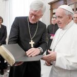 El Papa Francisco, ayer, junto con el presidente del Consejo de la Iglesia Evangélica, el alemán Heinrich Bedford-Strohm, durante su visita, ayer, a la Santa Sede. En la imagen, el momento en el que se intercambian regalos