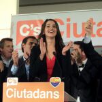 La candidata a la presidencia de la Generalitat por Ciutadans, Inés Arrimadas (c) y el líder del partido, Albert Rivera (4i) durante la rueda de prensa