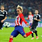 El jugador francés del Atlético de Madrid Antoine Griezmann intenta ejecutar un disparo