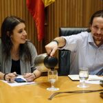 El líder de Podemos, Pablo Iglesias, durante la reunión hoy en el Congreso del grupo Parlamentario de la formación