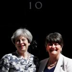 La primera ministra británica, Theresa May, y la líder del Partido Democrático Unionista (DUP) de Irlanda del Norte, Arlene Foster