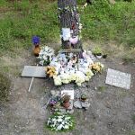 Vecinos del lugar donde fue encontrada Asunta dejaban flores en memoria de la menor