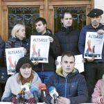 Un grupo de alcaldes abertzales del norte de Navarra presentaron ayer su adhesión a la manifestación de mañana
