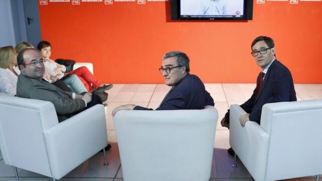 El primer secretario del PSC, Miquel Iceta (I), su presidente, Angel Ros (d), y el secretario de organización, Salvador Illa (d) en una imagen del pasado año