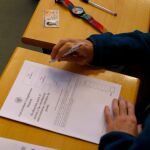Un estudiante de Bachillerato realiza el examen de la EBAU. EFE/Paco Campos