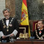El Rey Felipe VI, junto a la fiscal general del Estado, María José Segarra (i), durante el discurso del presidente del Tribunal Supremo y del Consejo General del Poder Judicial, Carlos Lesmes (c). Foto: Efe / Ángel Díaz