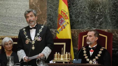 El Rey Felipe VI, junto a la fiscal general del Estado, María José Segarra (i), durante el discurso del presidente del Tribunal Supremo y del Consejo General del Poder Judicial, Carlos Lesmes (c). Foto: Efe / Ángel Díaz